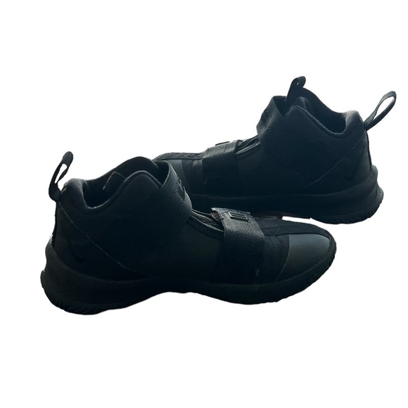 Nike Black LeBron Witness 7 Sneakers Size 11 C Toddler - Picture 1 of 8